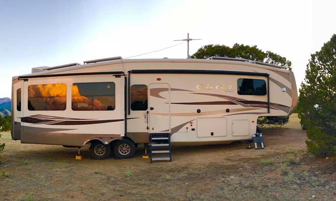 Fifth Wheel Trailer