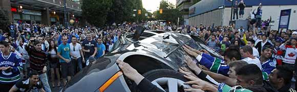 people rioting after hockey game in vancouver